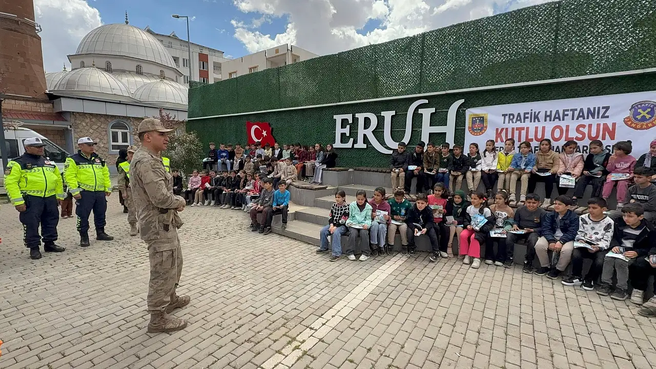 Eruh'ta Trafik Haftası Kutlaması: Jandarma ve Emniyetten Ortak Eğitim
