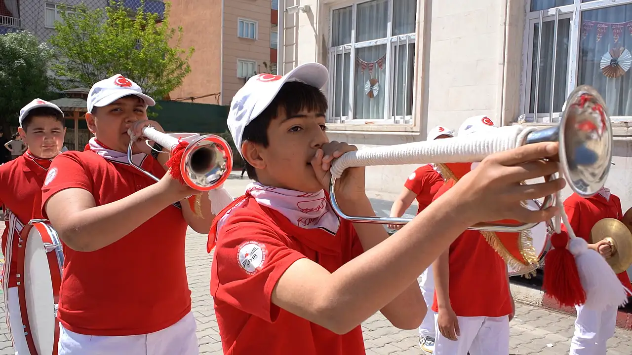 Siirt'te 20 Yıllık Özlem Son Buldu: Şehit Polis Hayrettin Şişman Ortaokulu Bando Takımı Kurdu