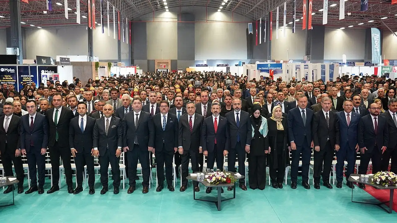 Van'daki DAKAF'26'da Siirt Üniversitesi Rektörü Şındak'ın katıldığı programda 'AKP' krizi