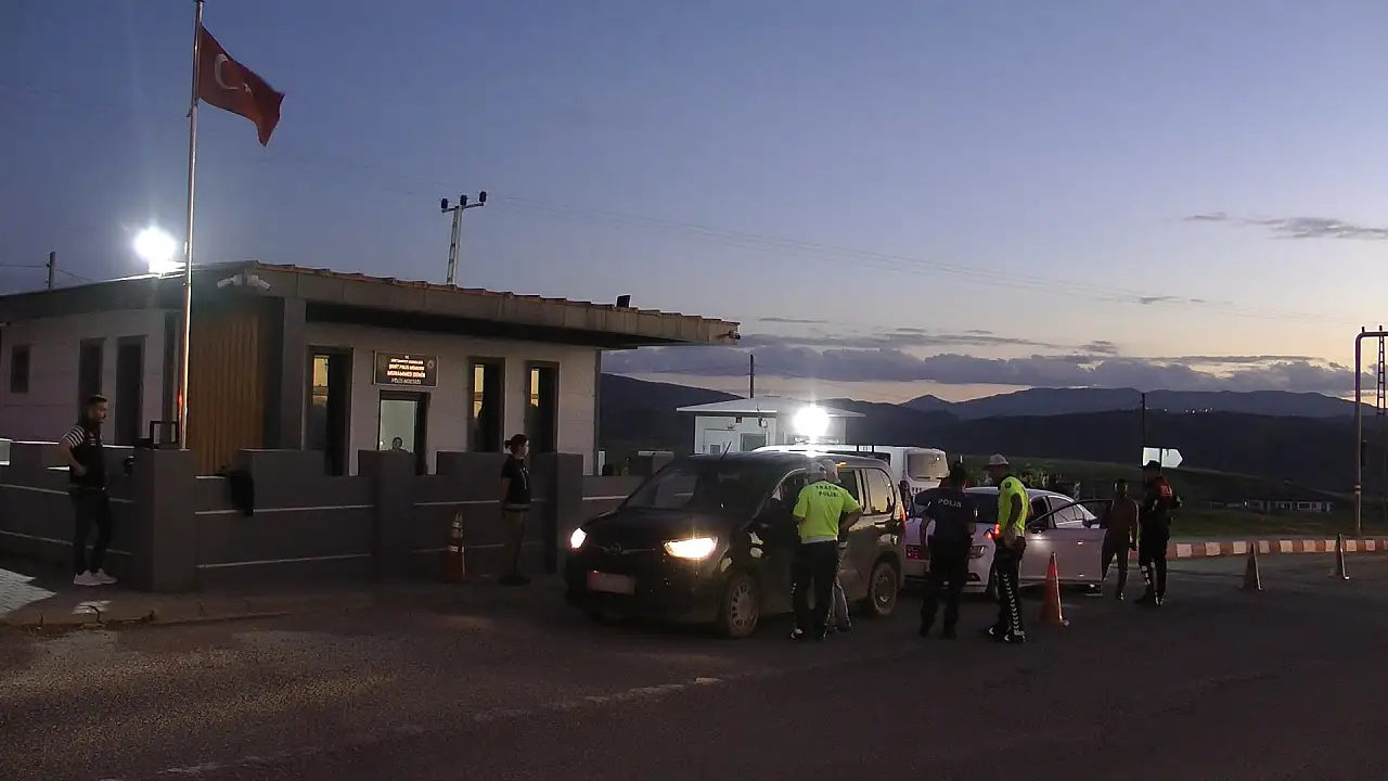 Siirt'te Asayiş Uygulamalarında 45 Kişi Gözaltına Alındı ,Tarihi Eser ve Uyuşturucu Ele Geçirildi