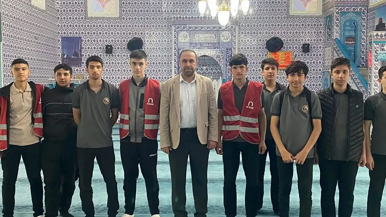 Siirt'te Öğrencilerden Camilerde Temizlik Çalışması
