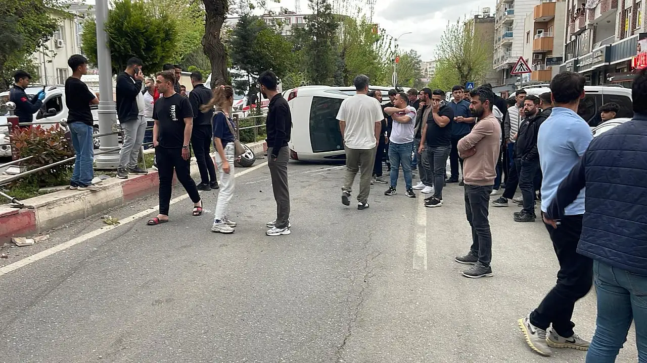 Siirt'te otomobil orta refüje çarpıp takla attı