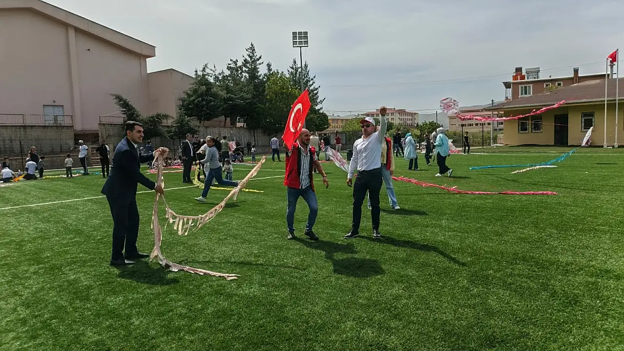 Siirt Şirvan'da Öğrenciler Uçurtma Şenliğinde Buluştu