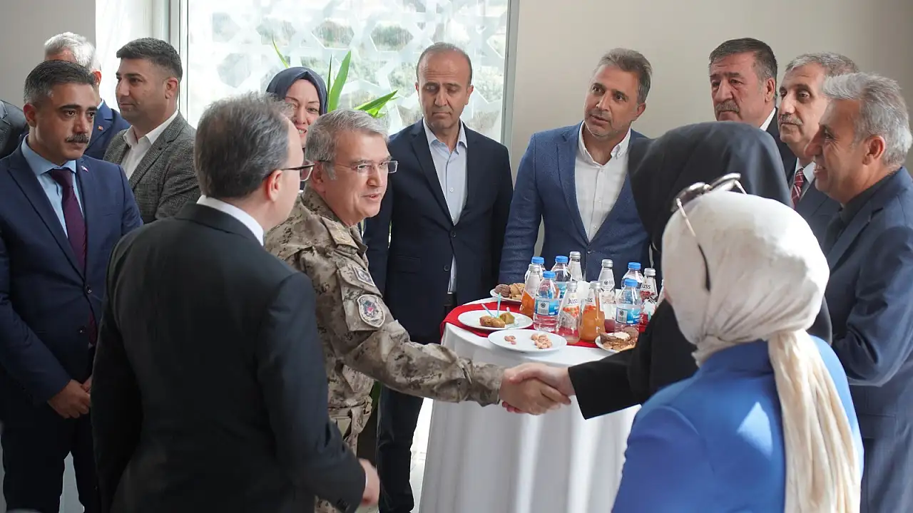 Siirt Valiliği'ndeki Bayramlaşma Törenine Protokolden Yoğun Katılım