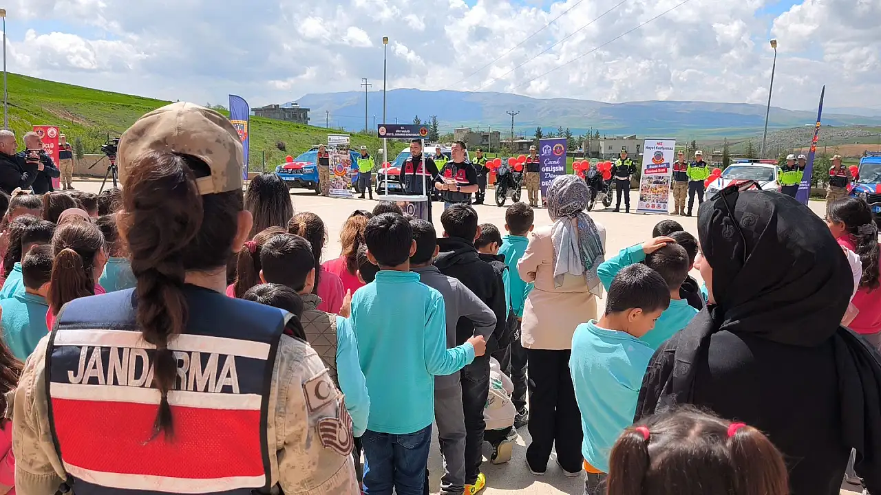 Siirt'te Jandarmadan Öğrenci ve Velilere Siber Güvenlik Eğitimi