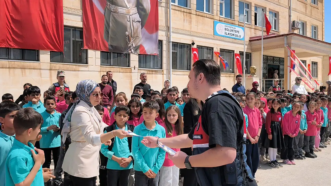 Siirt'te Jandarmadan Öğrenci ve Velilere Siber Güvenlik Eğitimi