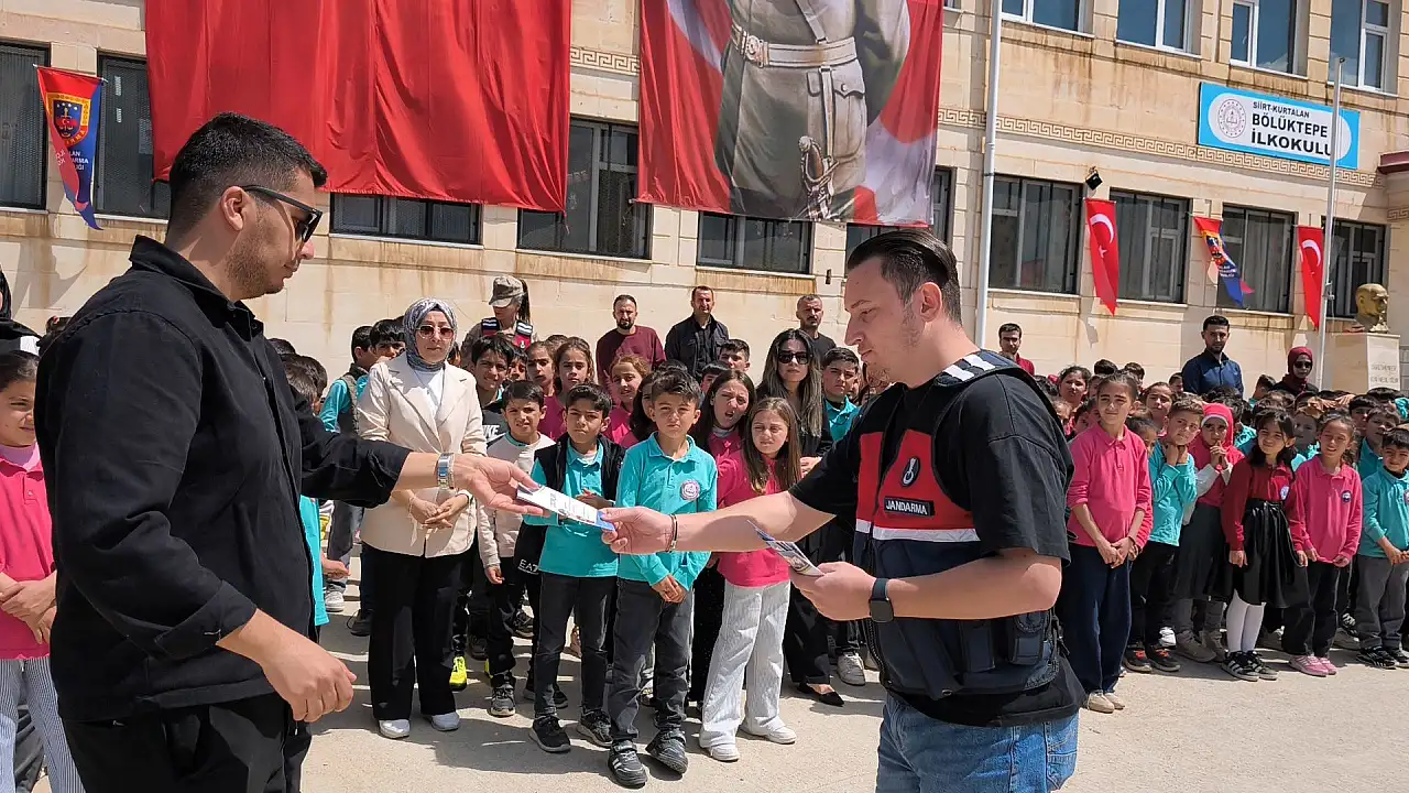 Siirt'te Jandarmadan Öğrenci ve Velilere Siber Güvenlik Eğitimi