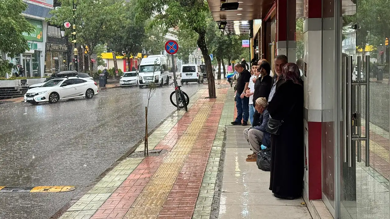 Siirt'te Kısa Süreli Sağanak Şehri Felç Etti