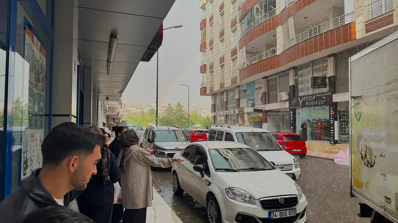 Siirt'te Kısa Süreli Sağanak Şehri Felç Etti