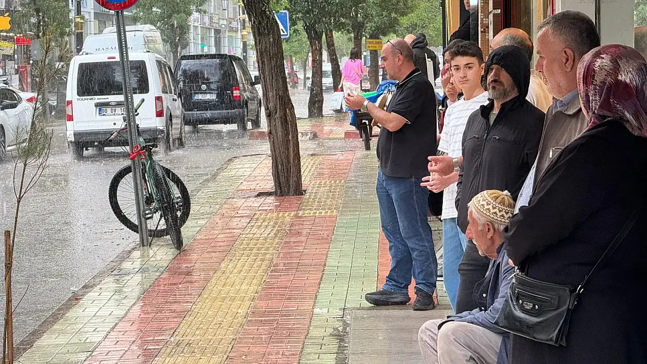 Siirt'te Kısa Süreli Sağanak Şehri Felç Etti