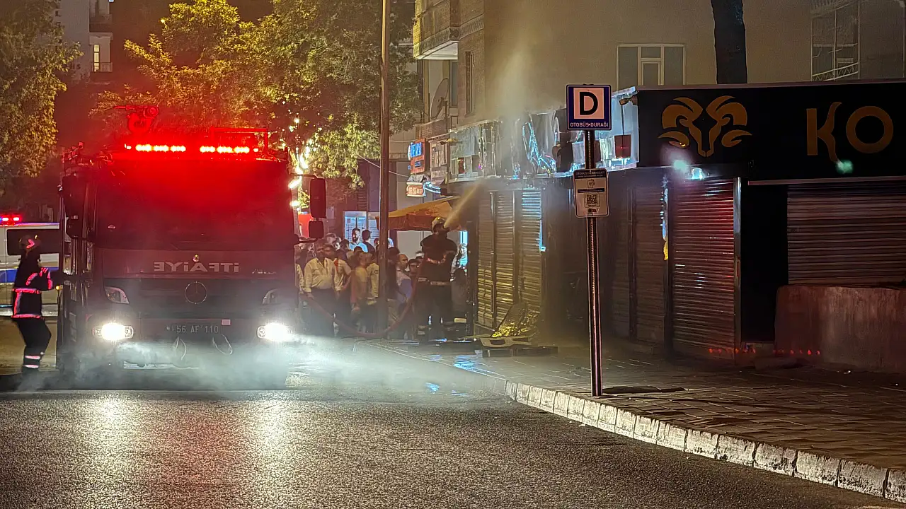 Siirtte Gece Yarısı Market Yangını: 1 Kişi Dumandan Etkilendi