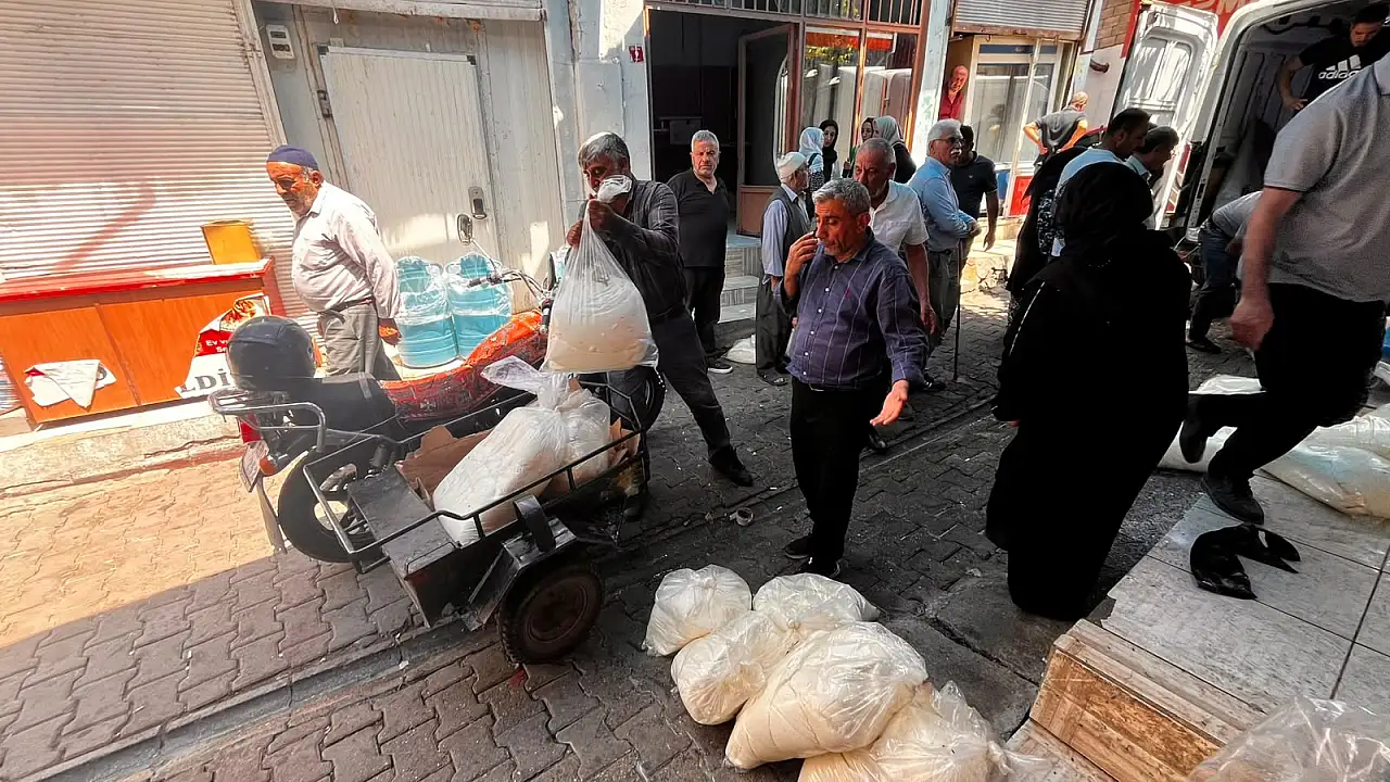Siirt'te Peynir Kuyruğu: Vatandaşlar Sabahın Erken Saatlerinde Sıraya Giriyor - İşte 1 Kilo Peynirin Kilosu?