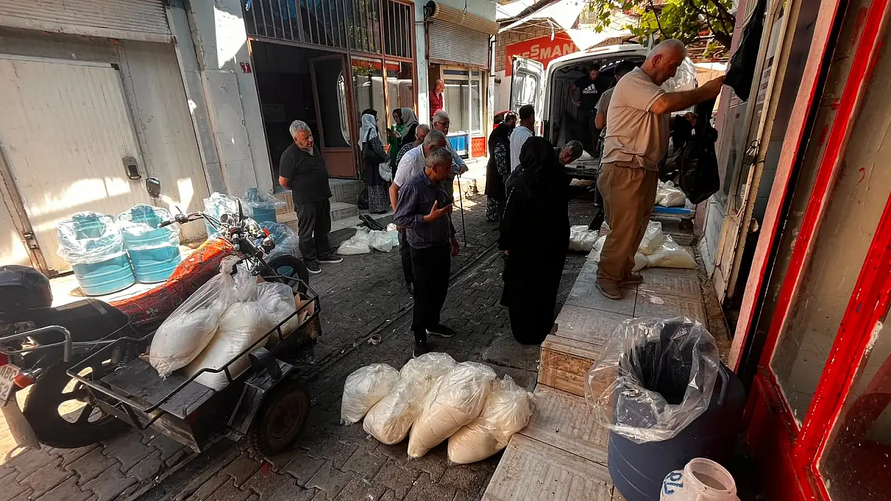 Siirt'te Peynir Kuyruğu: Vatandaşlar Sabahın Erken Saatlerinde Sıraya Giriyor - İşte 1 Kilo Peynirin Kilosu?