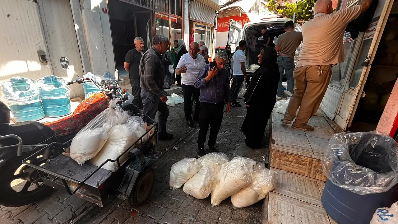Siirt'te Peynir Kuyruğu: Vatandaşlar Sabahın Erken Saatlerinde Sıraya Giriyor - İşte 1 Kilo Peynirin Kilosu?