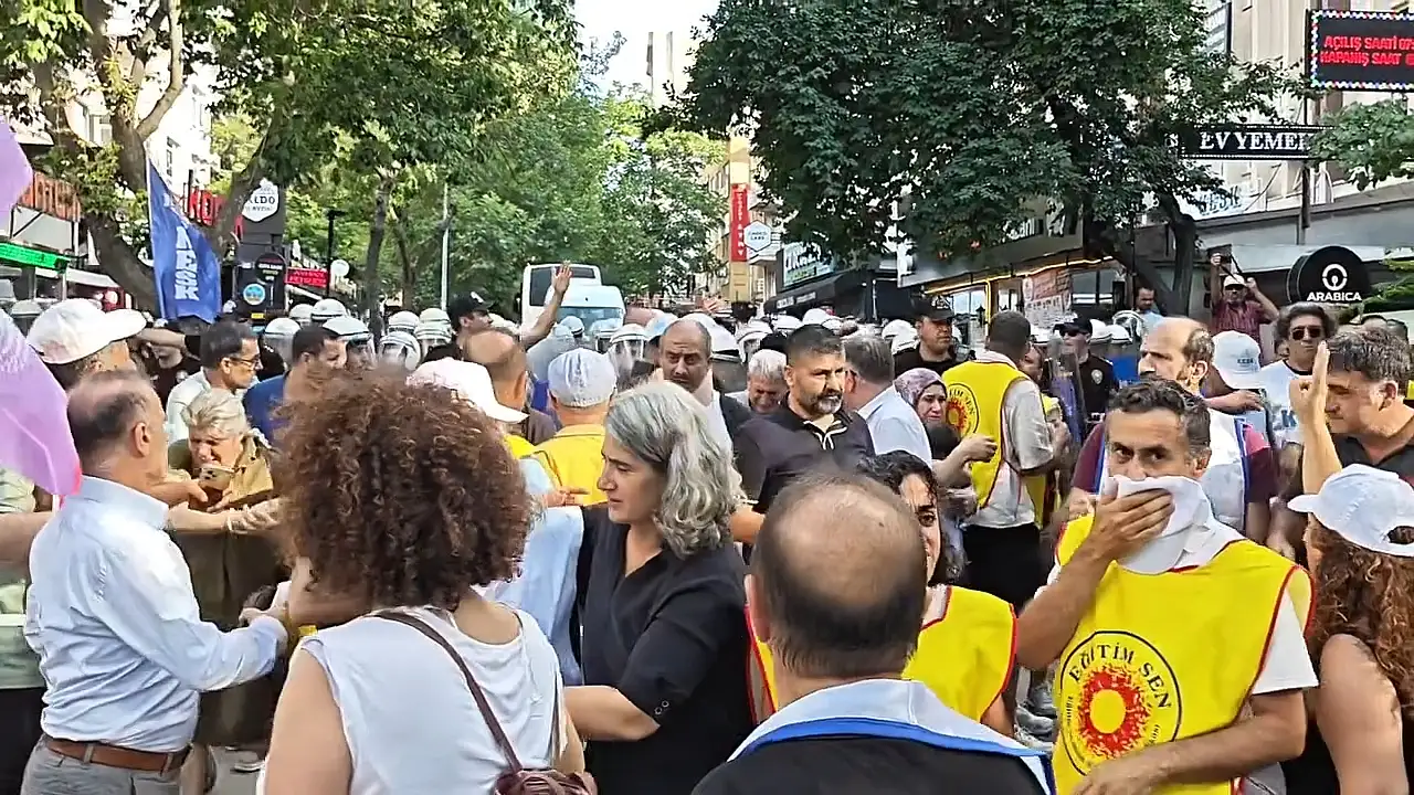 Ankara'daki KHK Eylemine Siirt'ten Destek Veren Üyelere Polis Müdahale Etti