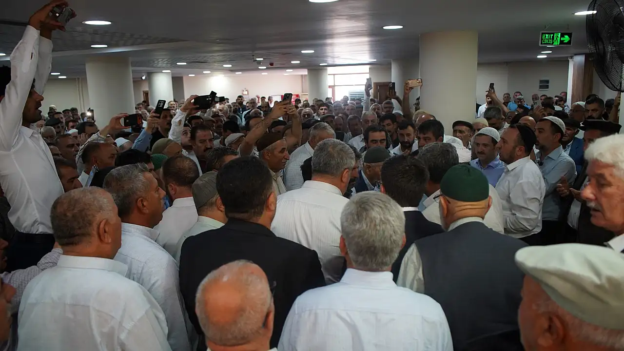 Şeyh Muiniddin Aydın'dan Artı Siirt'e Özel Mesaj: ''Kanaat Önderlerinin Görevi Sadece Ders Vermek Değil, Toplumun Yaralarını Sarmaktır''