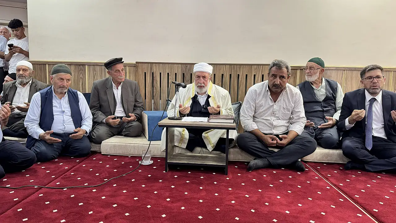 Şeyh Muiniddin Aydın'dan Artı Siirt'e Özel Mesaj: ''Kanaat Önderlerinin Görevi Sadece Ders Vermek Değil, Toplumun Yaralarını Sarmaktır''