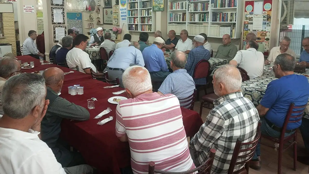 Siirtli Âlim Şeyh Muiniddin Aydın, Yalova Siirtliler Derneği'ni Ziyaret Etti: İlim ve İrfan Üzerine Sohbet Etti