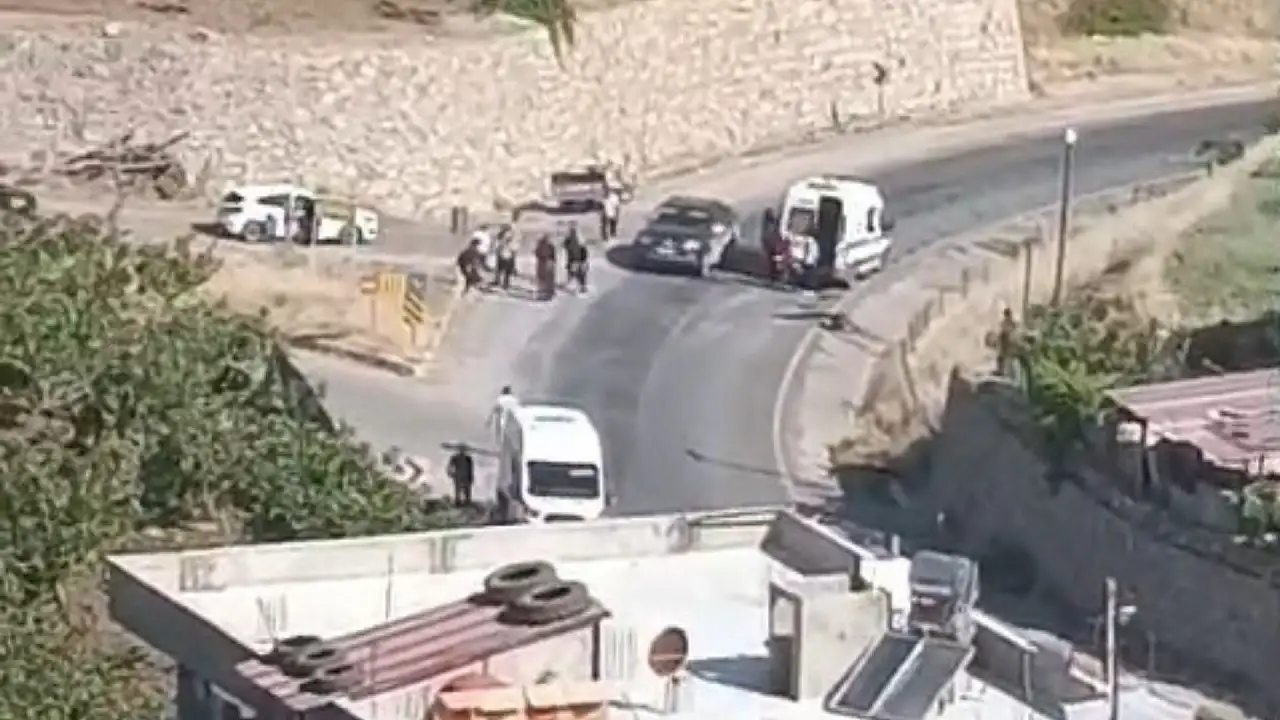 Siirt'te Patpat Sağlık Personelini Taşıyan Servise Çarptı: 1 Yaralı