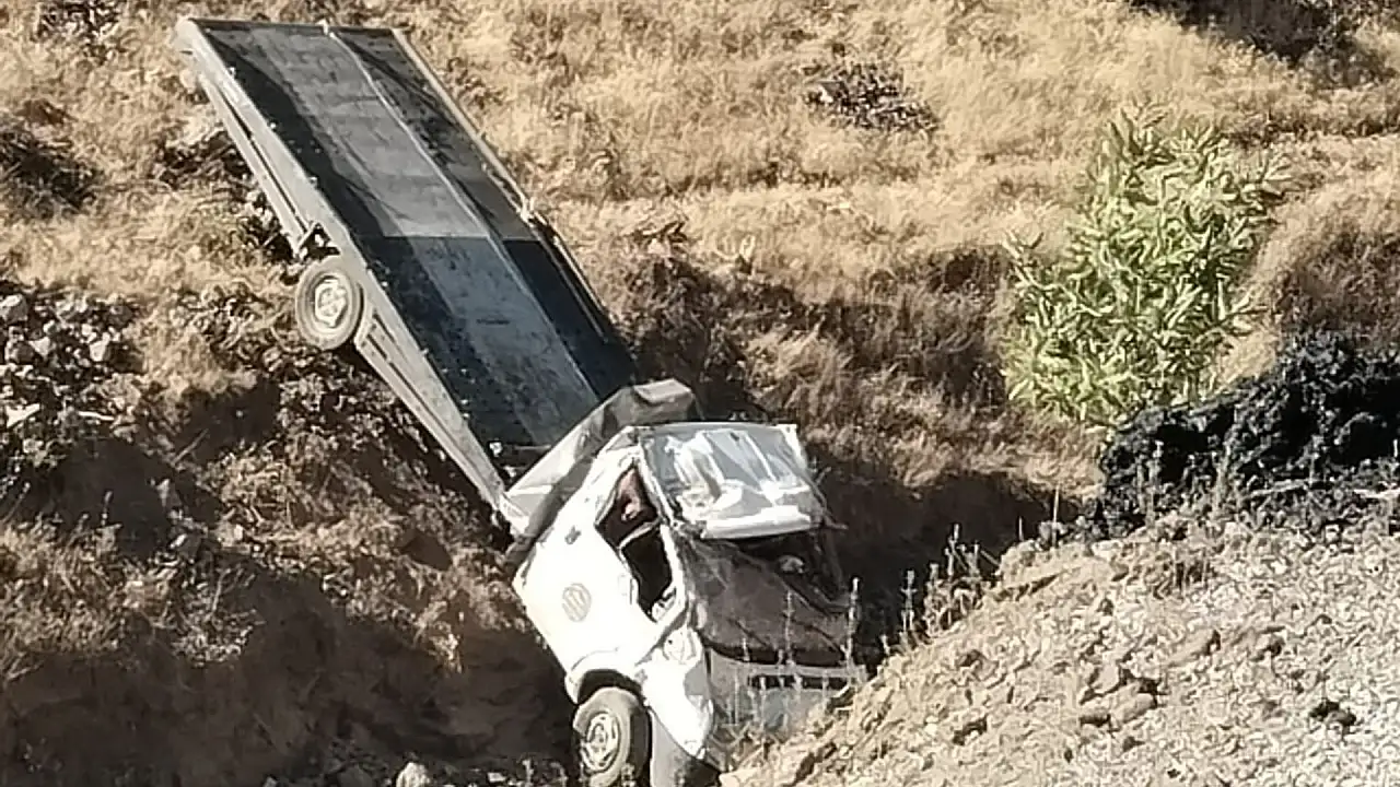 Siirt Şirvan'da Çekici Şarampole Uçtu: 2 Yaralı