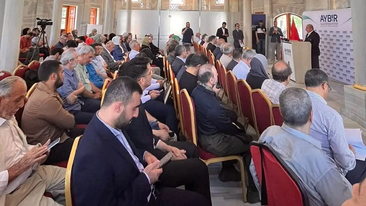 Suriye'nin Yeni Anayasası İçin Düzenlenen Zirvede Siirtli Akademisyen Memduhoğlu da Yer Aldı