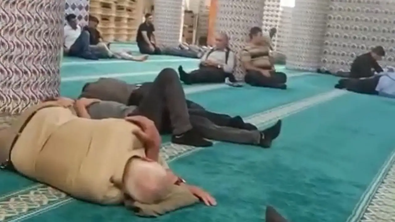 Siirt'te Kavurucu Sıcaklardan Bunalanlar Serinliği Camilerde Arıyor