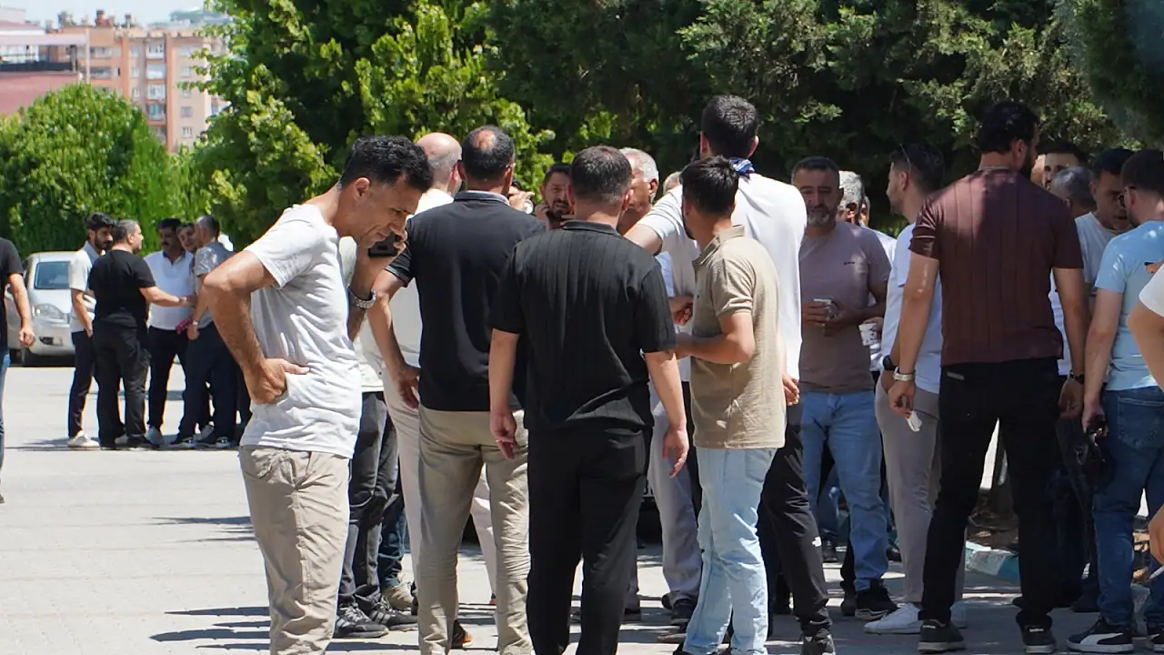 Siirt'te DEDAŞ'ın Kestiği Cezalara Köylülerden Tepki, Köylüler DEDAŞ'ın Kapısına Dayandı