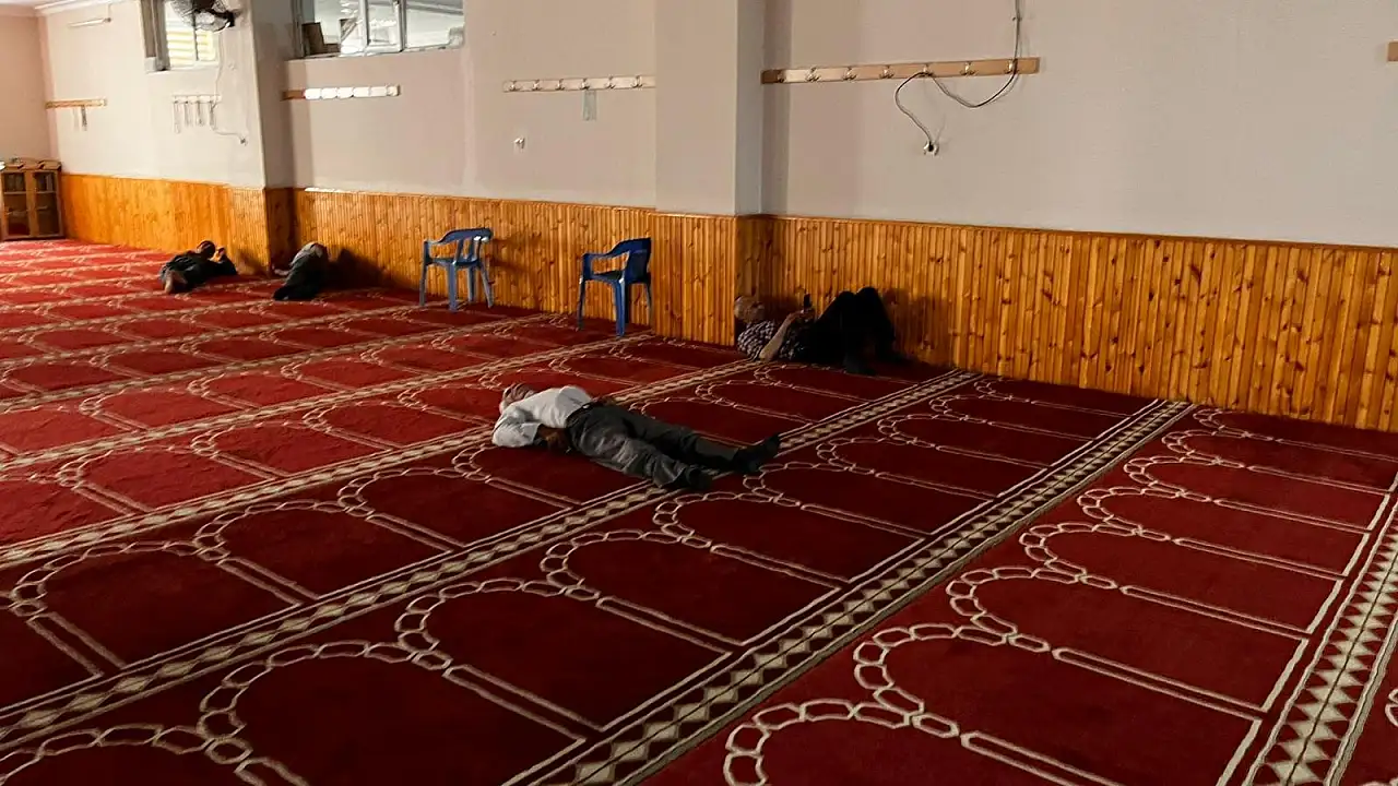 Siirt'te Kavurucu Sıcaklardan Bunalan Vatandaşlar Camilere Sığınıyor