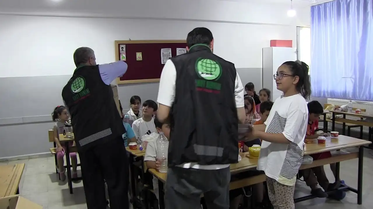 Siirt Umut Kervanı'ndan Yaz Kur'an Kursu Öğrencilerine Dondurma İkramı