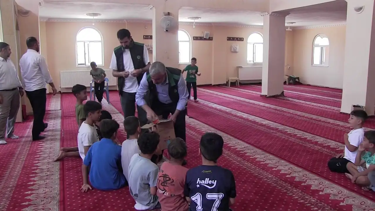 Siirt Umut Kervanı'ndan Yaz Kur'an Kursu Öğrencilerine Dondurma İkramı