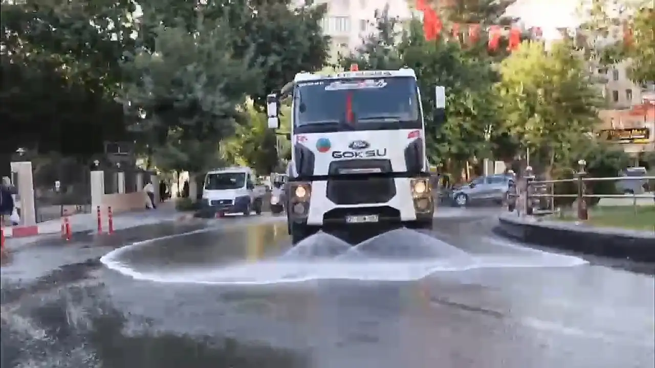 Siirt Belediyesi Sokakları Yıkamaya Başladı