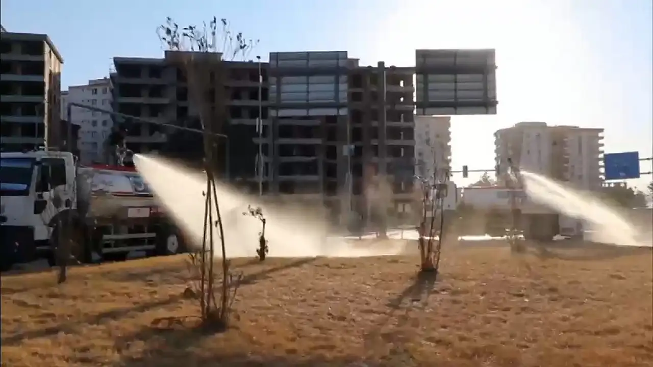 Siirt Belediyesi Sokakları Yıkamaya Başladı
