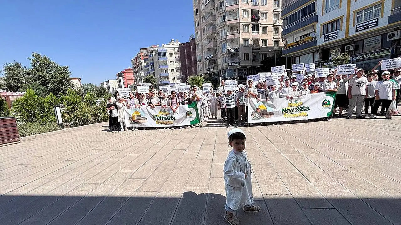 Siirt'te Yüzlerce Çocuk Camiye Yürüdü