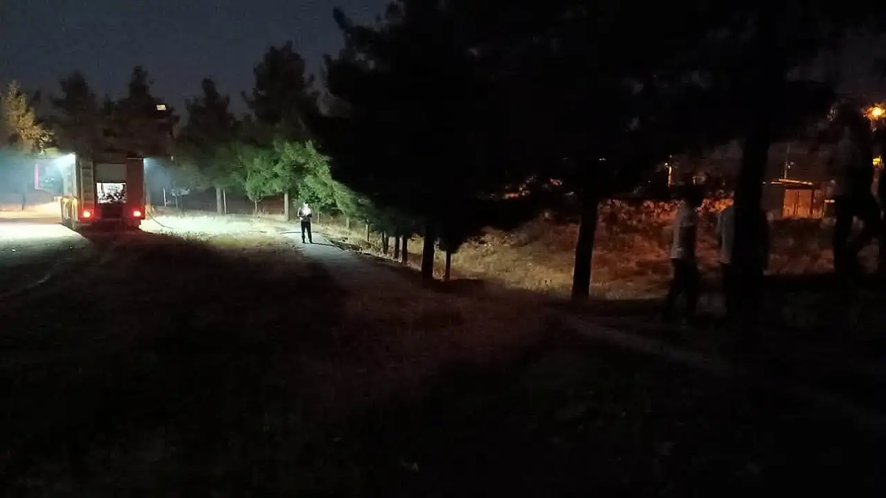 Kurtalan'da Mezarlıkta Çıkan Yangın İtfaiye Ekiplerince Söndürüldü
