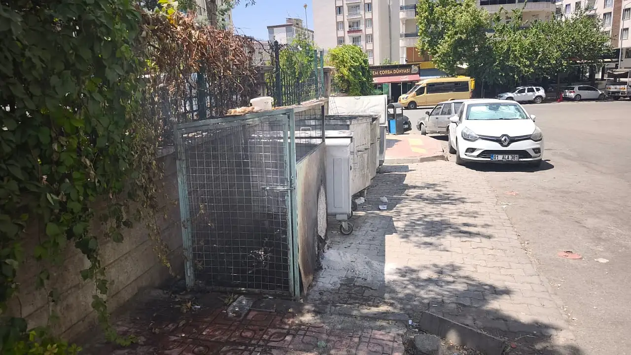 Siirt'te Gelişi Güzel Atılan Köz Ateşi Çöp Konteynerlerini Tutuşturdu