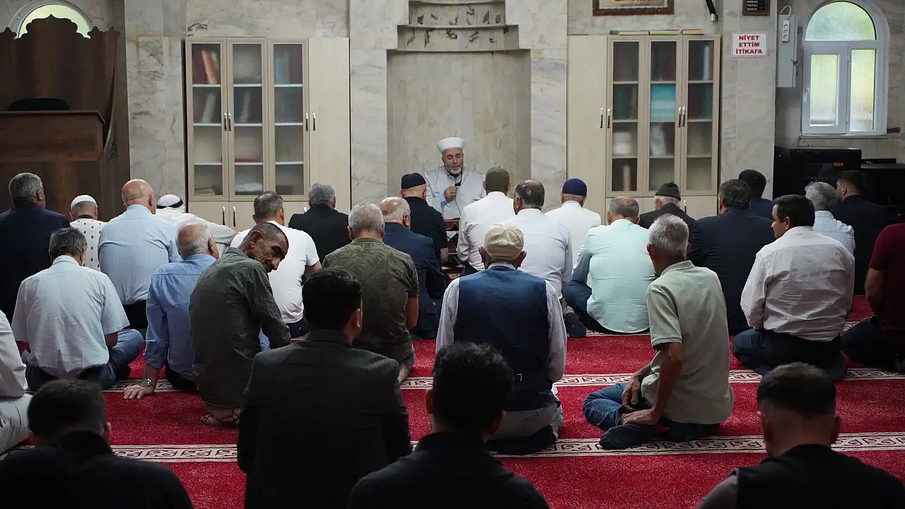 AK Parti Siirt'te 25. Yılını Mevlid-i Şerif ile Andı: Dualar 3 Dilde Okundu
