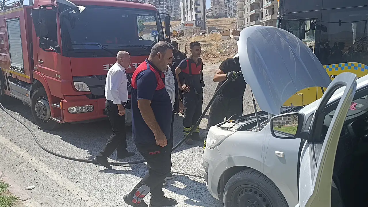 Siirt'te Seyir Halindeki Kamyonette Yangın