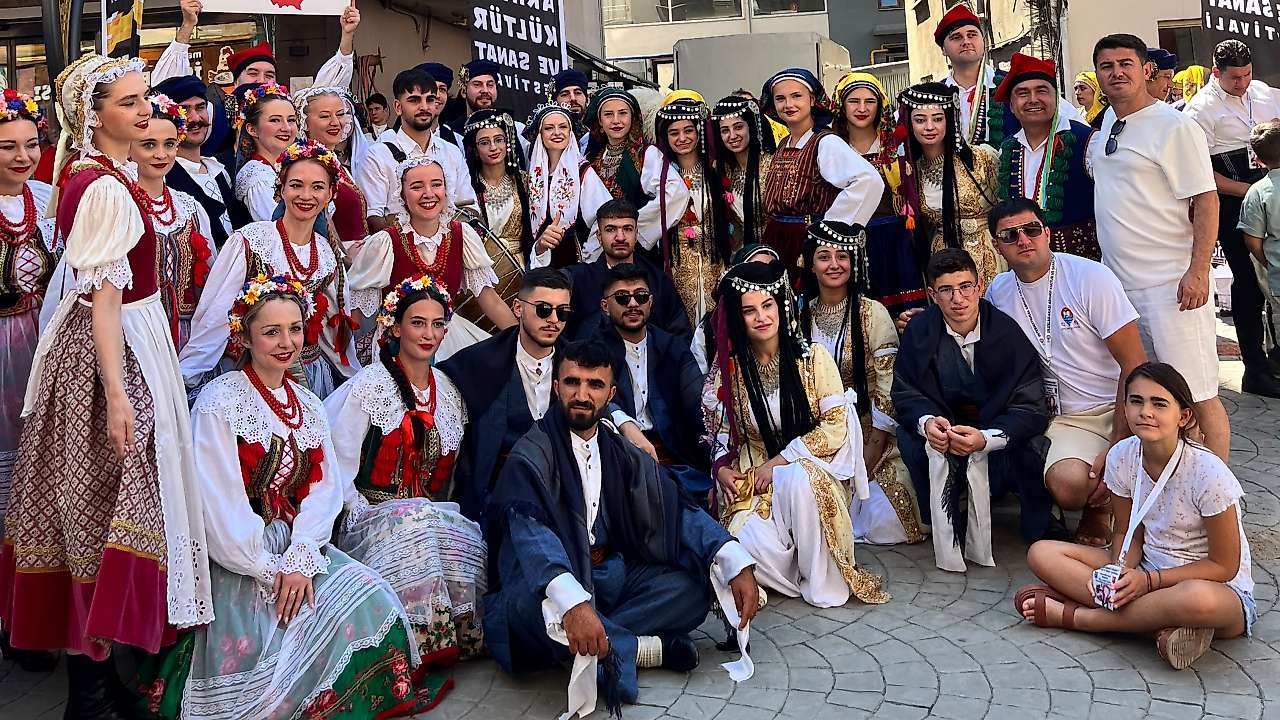 Siirt Halk Oyunları Ekibi Arhavi'de Türkiye'yi ve Siirt'i Gururla Temsil Ediyor