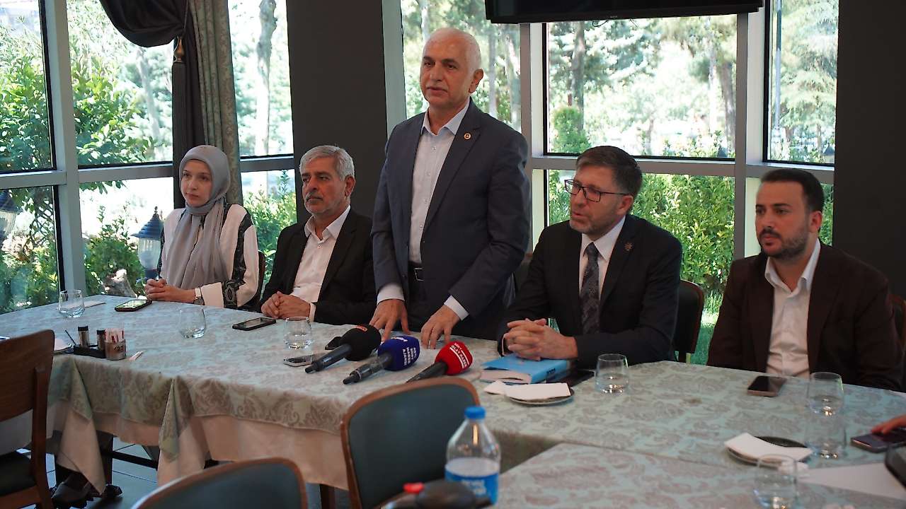 AK Parti Siirt Teşkilatı Basın Mensuplarıyla Buluştu: Kentin Sorunları ve Yatırımlar Masaya Yatırıldı