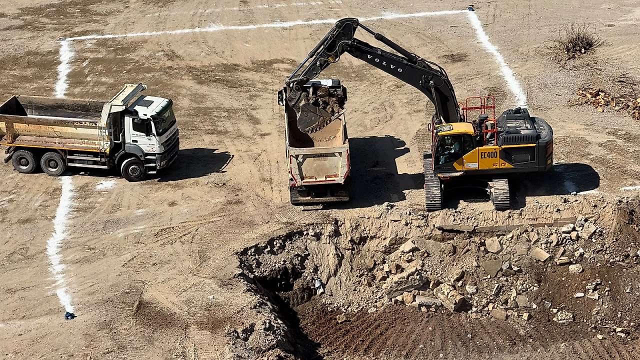 Siirt'te Yeni Öğretmenevi İçin İlk Kazma Vuruldu
