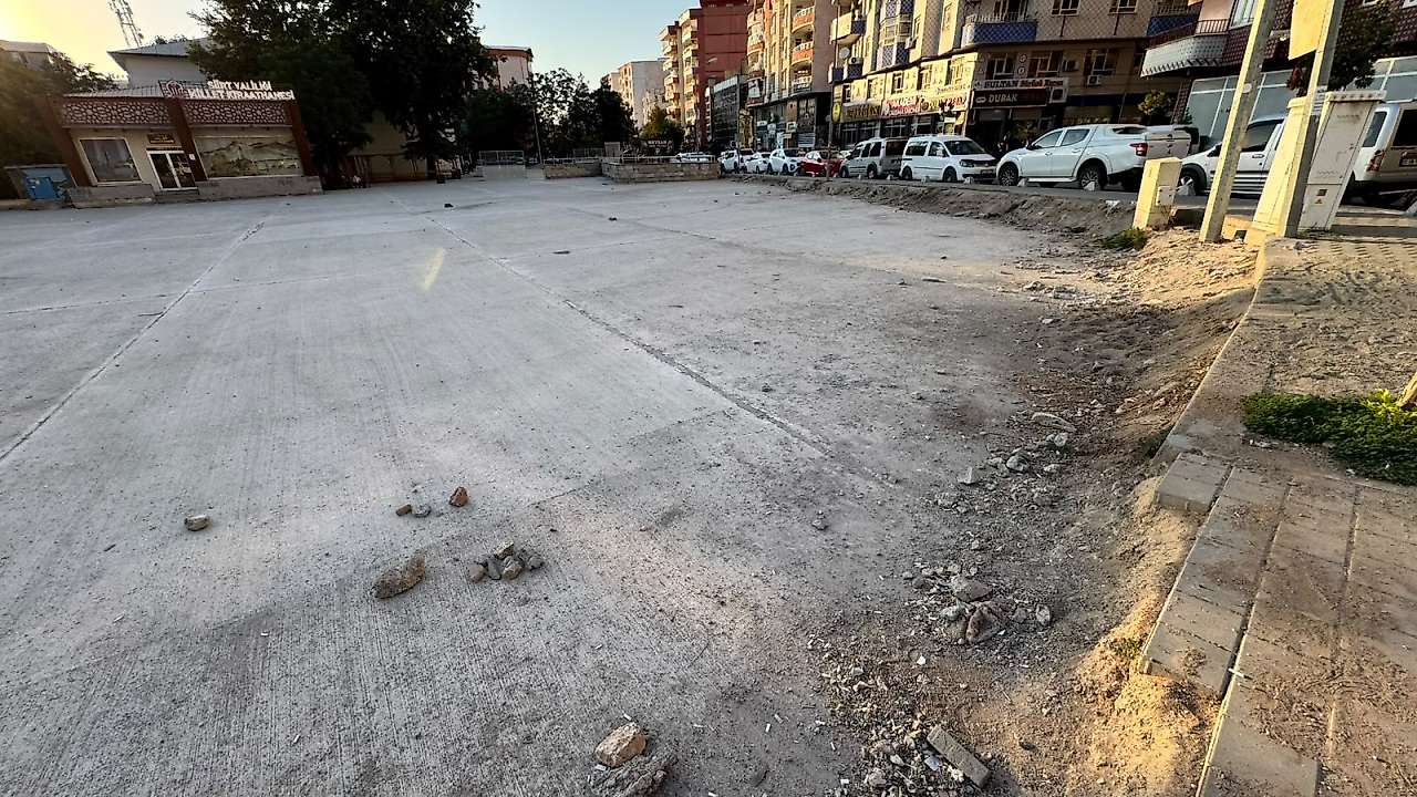 Siirt'in Kalbindeki Meydan İçin Tepki: 7 Aydır Çalışmalar Bitmedi, Gece Karanlığa Bürünüyor