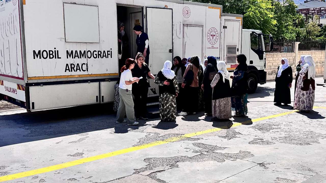 Siirt'te Mamografi Tırı Eruh'ta Kadınlara Hizmet Veriyor