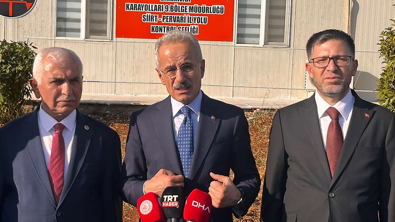 Ulaştırma ve Altyapı Bakanı Abdulkadir Uraloğlu Siirt Pervari karakoluyla ilgili açıklama yaparken. Ortadaki Ulaştırma ve Altyapı Bakanı Abdulkadir Uraloğlu, sağındaki AK Parti Siirt milletvekili Mervan Gül, Solundaki AK Parti Siirt il başkanı Av. Abdulhekim Gider