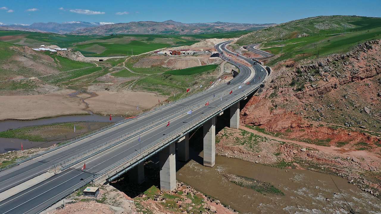 Siirt-Kurtalan yolu havadan görüntülendi: Köprülü kavşağın ismini biliyor musunuz?