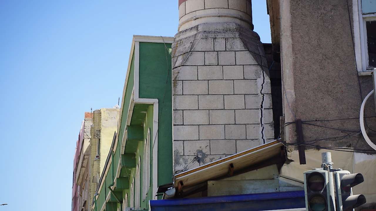 Siirt'te Çatlaklar Bulunan Camii Minaresi Yıkılıyor: Çevre Esnafına Tahliye Uyarısı
