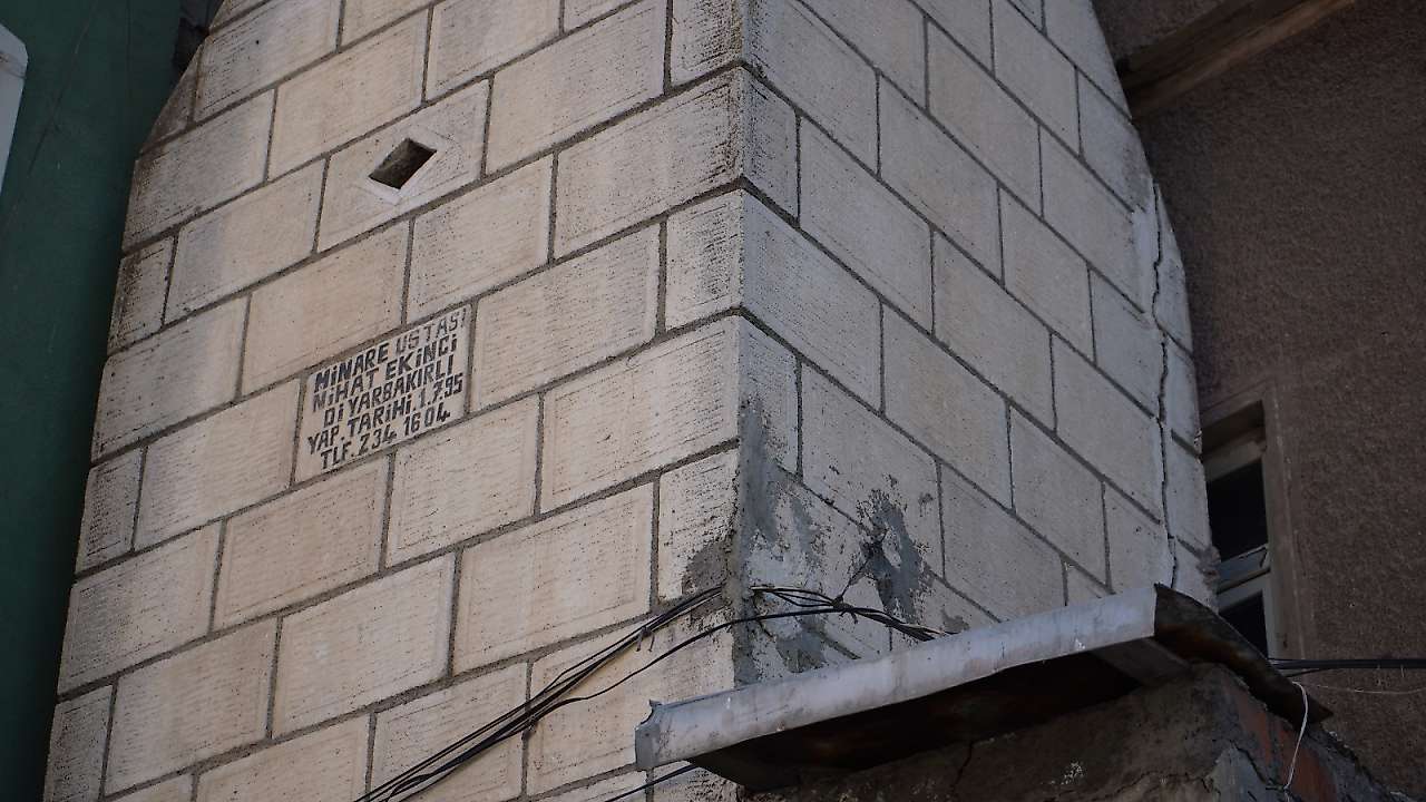 Siirt'te Çatlaklar Bulunan Camii Minaresi Yıkılıyor: Çevre Esnafına Tahliye Uyarısı