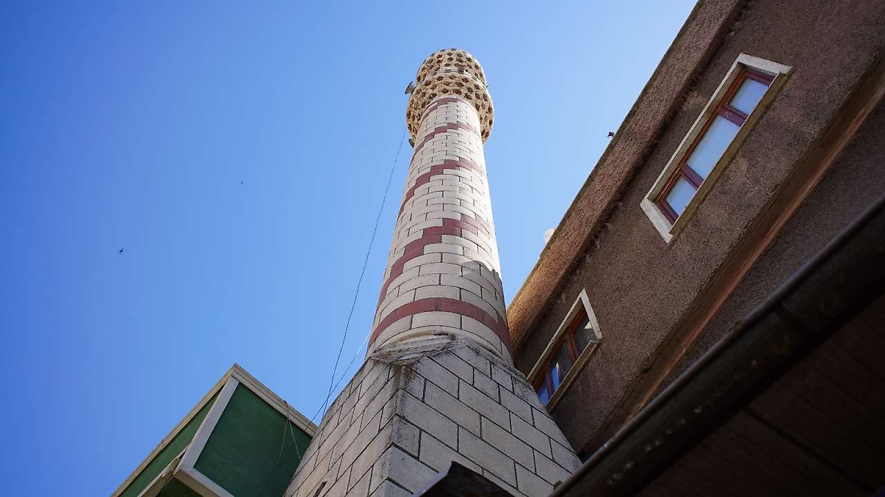 Siirt'te Çatlaklar Bulunan Camii Minaresi Yıkılıyor: Çevre Esnafına Tahliye Uyarısı