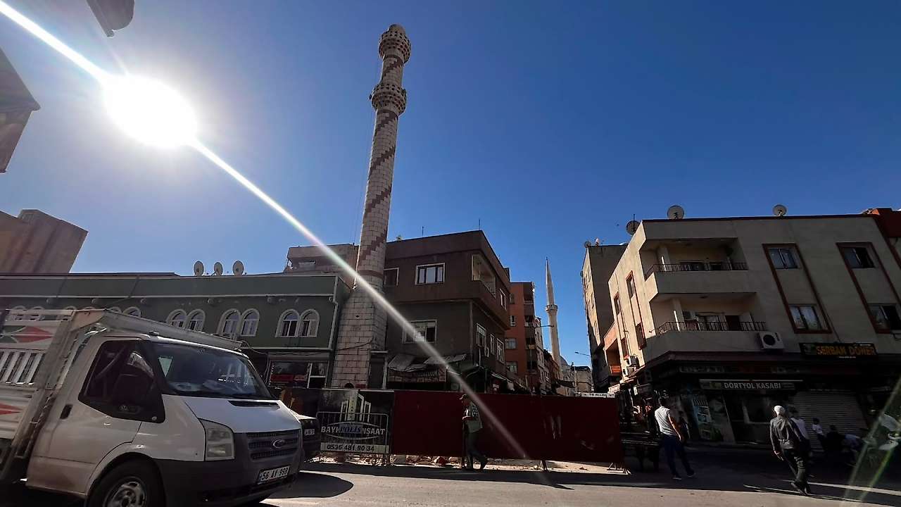 Siirt'te Tehlike Arz Eden Şeyh Muhammed Abarik Breyka Camii'nin Minaresi Yıkılmaya Başlandı
