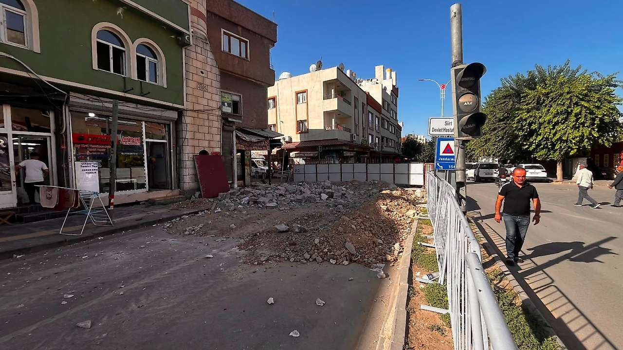 Siirt'te Tehlike Arz Eden Şeyh Muhammed Abarik Breyka Camii'nin Minaresi Yıkılmaya Başlandı