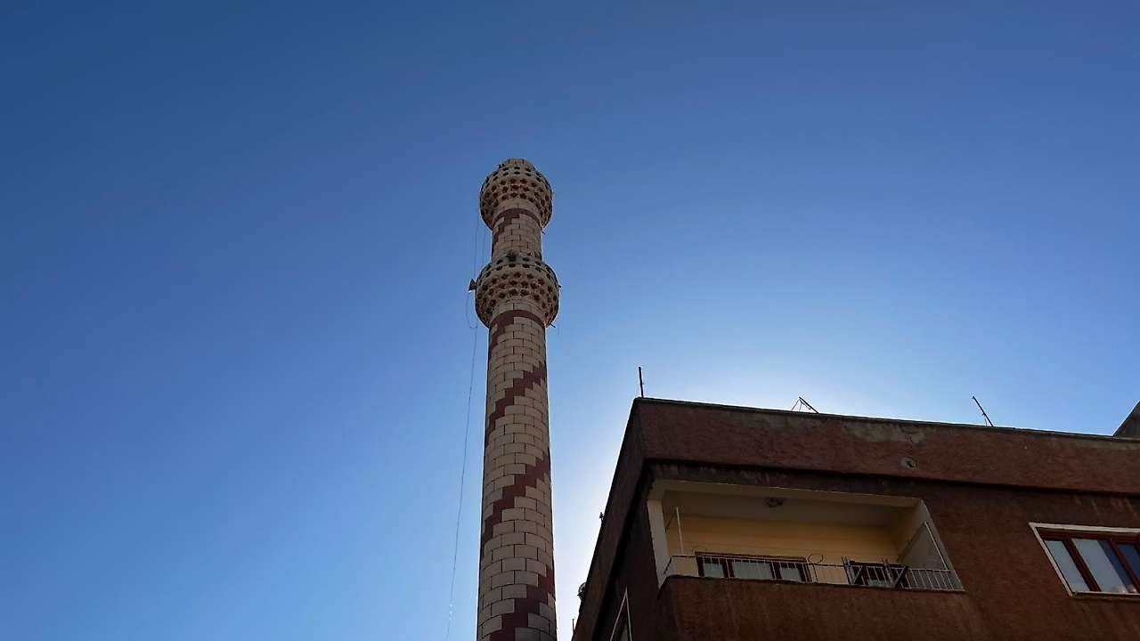 Siirt'te Tehlike Arz Eden Şeyh Muhammed Abarik Breyka Camii'nin Minaresi Yıkılmaya Başlandı